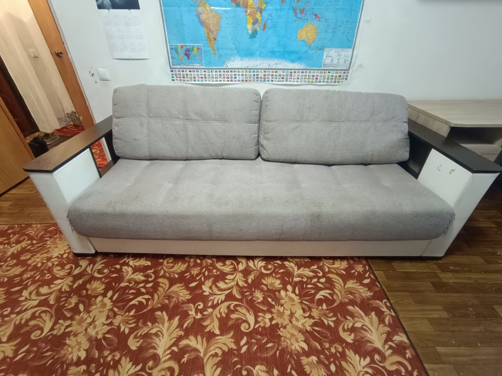 Диван продаёт  напишите пожалуйста на Ватсапп