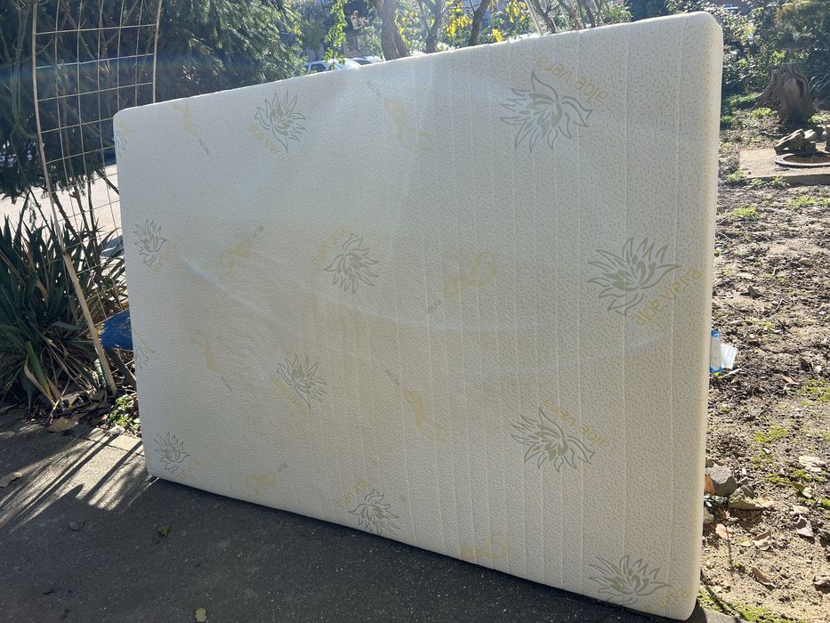 Vand saltea pat dormitor