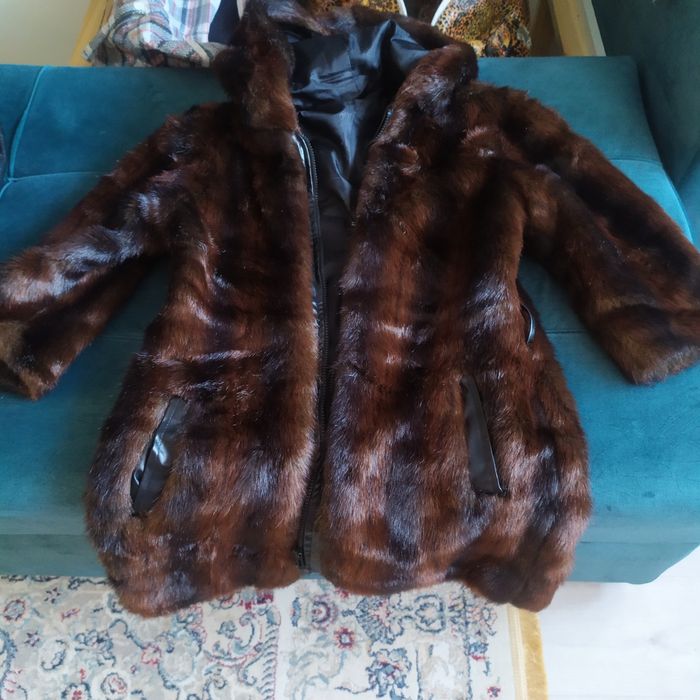 Продам полкшубок в хорошем состояний почти новая за 8000 тенге