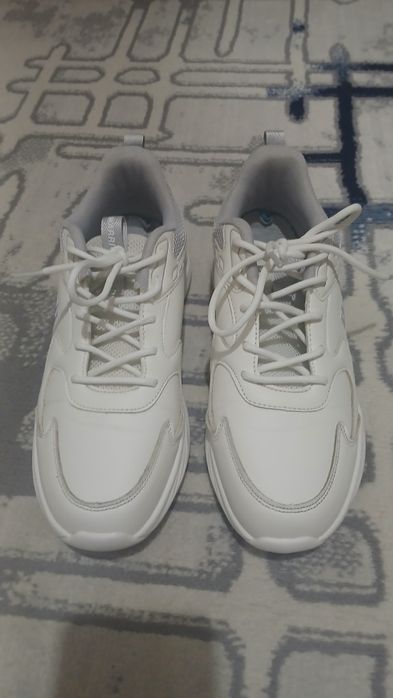 Продам кроссовки