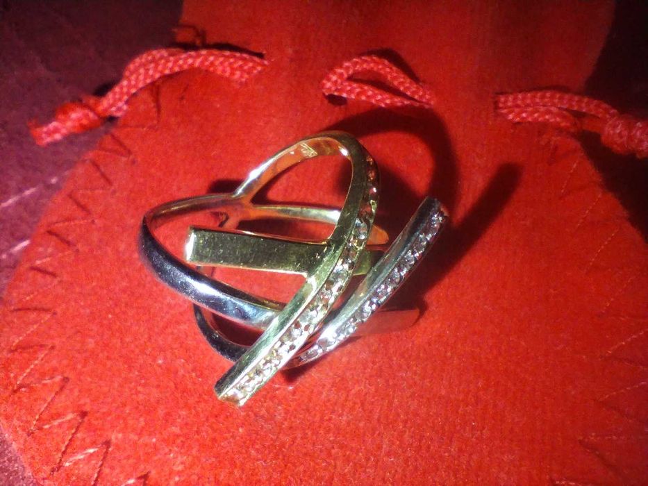 Нестандартен златен пръстен за дами с изискан вкус