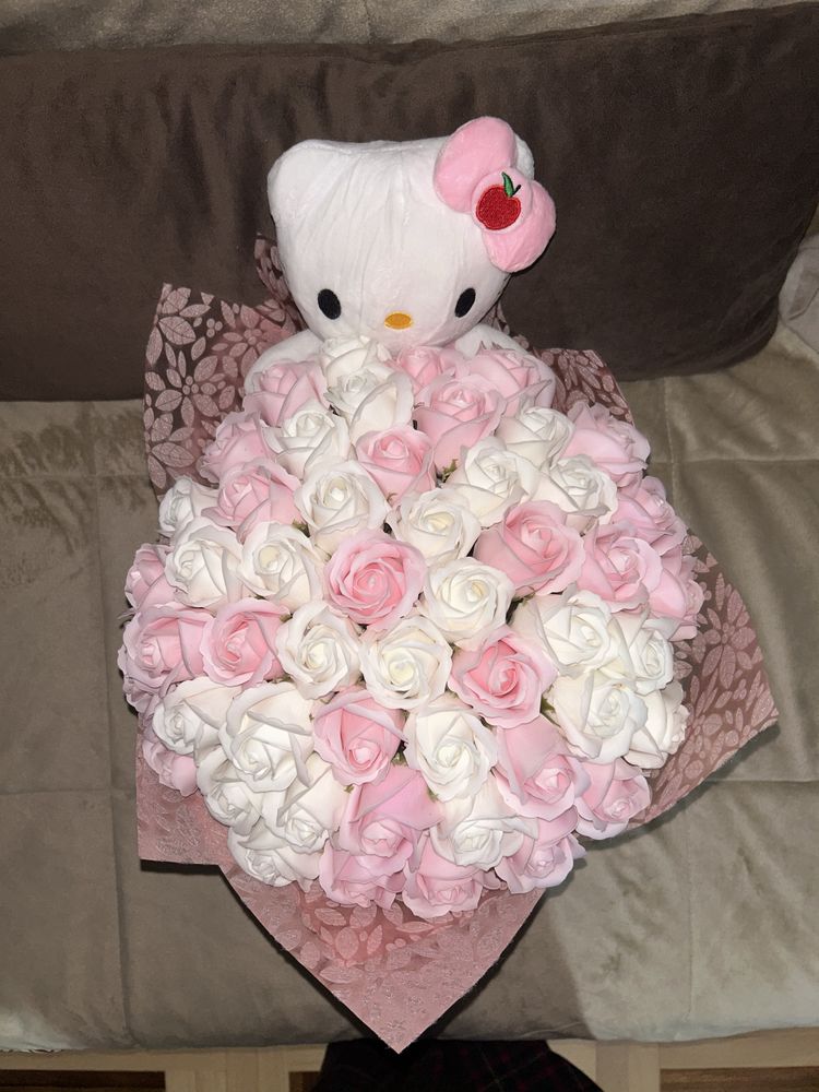 Buchet 31 trandafiri artificiali + Hello Kitty | plus inca un buchet