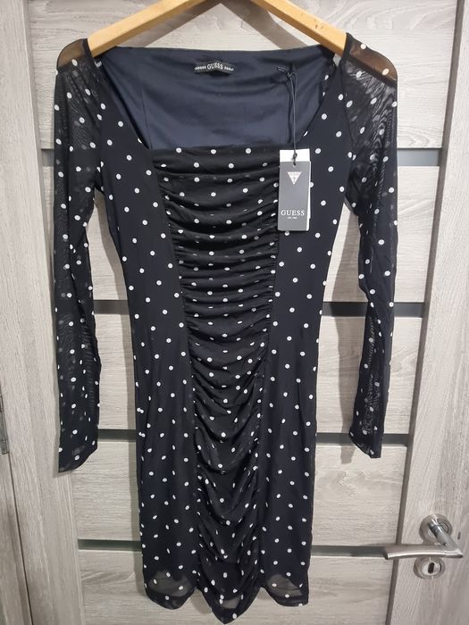 Rochie originală GUESS, neagră, cu croială bodycon și imprimeu cu buli