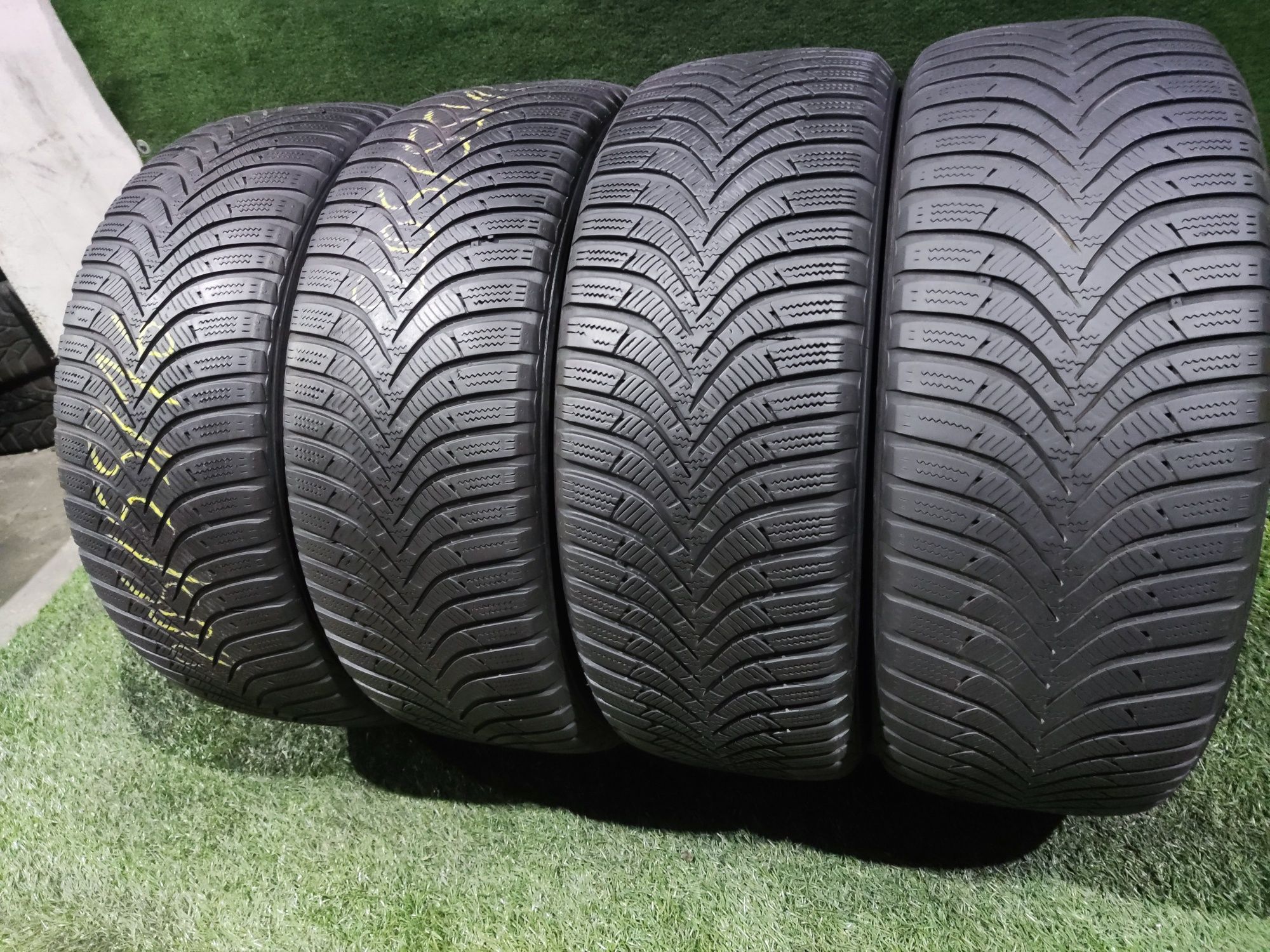 4бр зимни гуми 205/55/16 Hankook 
5.5/5.8
Добро състояние на гумите, б
