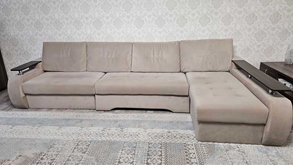 Продаю бежевый диван