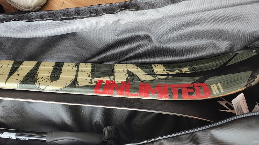 Skiuri Volkl Unlimited R1 cu clăpari Salomon, bețe, cască