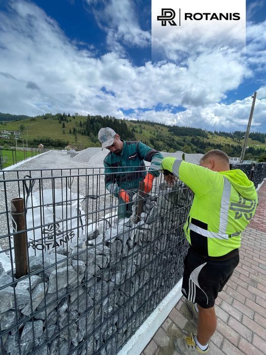 Gard din piatra tip gabion piatra concasata si panou pentru gard