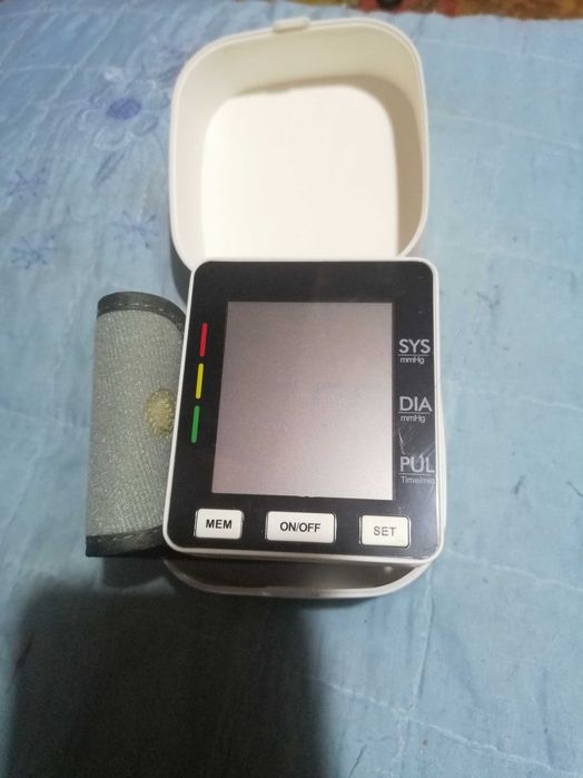 Апарат за кръвно налягане с подарък кутия
