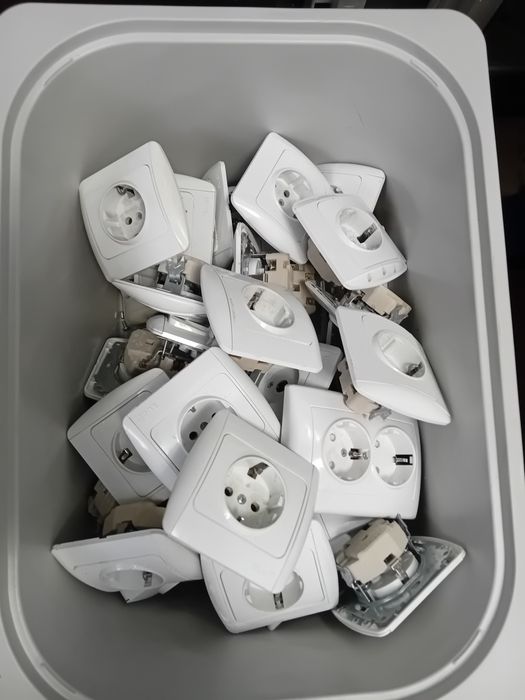 Prize simple si duble cu soclu de ceramica in conditii bune