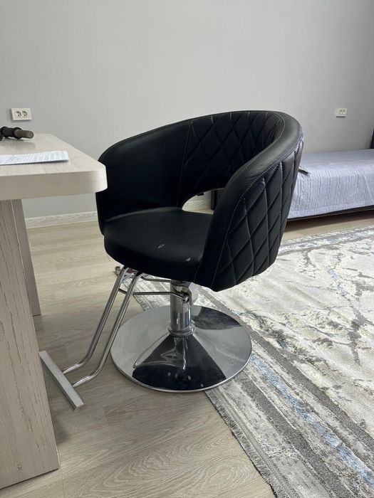 Стол и стульи для салона красоты