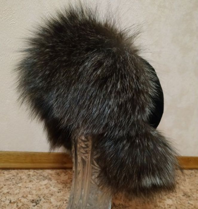 Шапка от естествен велур и сребърна лисица