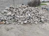 Бесплатно отдам разломанный фундамент - бетон и камни