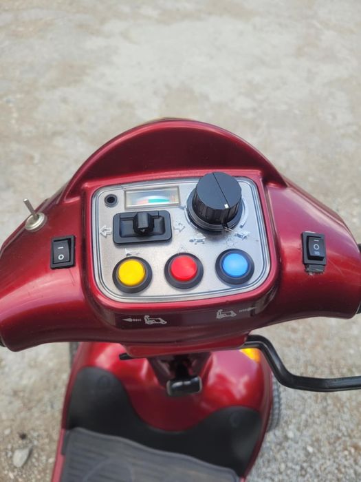 Електрически скутер подхидящ за възрастни хора и инвалиди