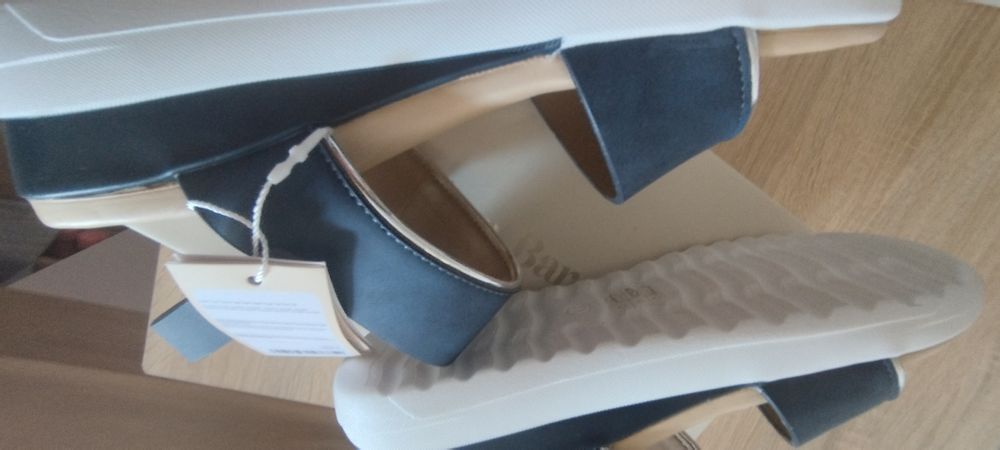 Нови сини сандали с етикет 38 номер.30 лв