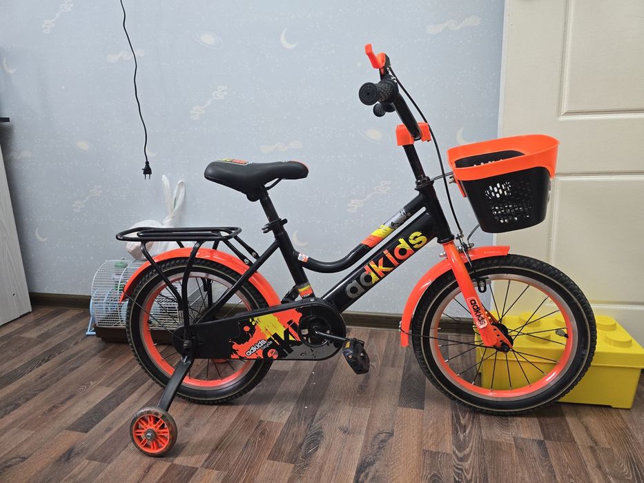 Яркий детский велосипед