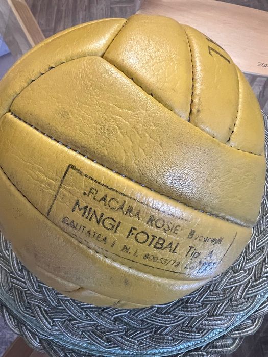Minge de fotbal flacăra roșie fabricată în iulie 1980