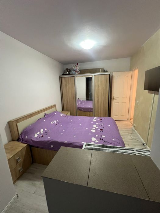 Vand apartament situat in Craiovita Noua zona Materna