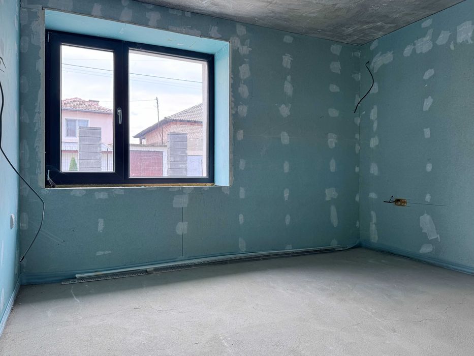 Реновирана двуетажна къща с двор и 4 спални в Трилистник