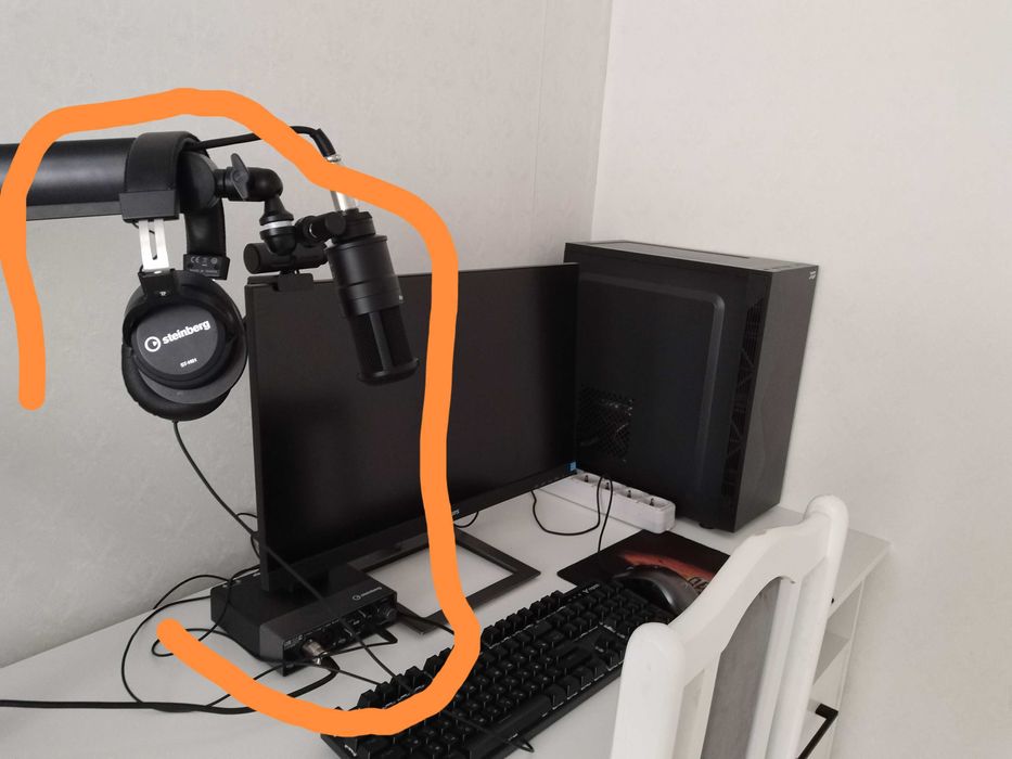 Микрофон и наушники и аудиоинтерфейс steinberg