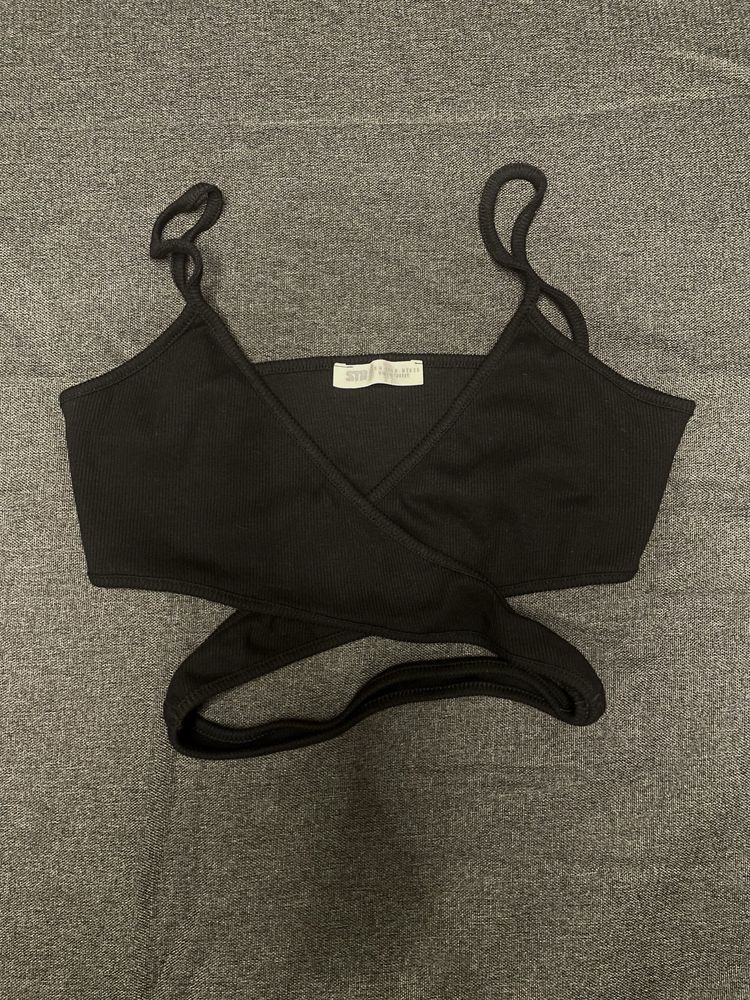 Топове от Zara и Stradivarius