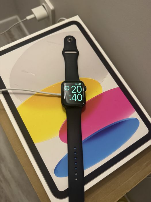 Часы Apple Watch SE 44 mm в отличном состоянии