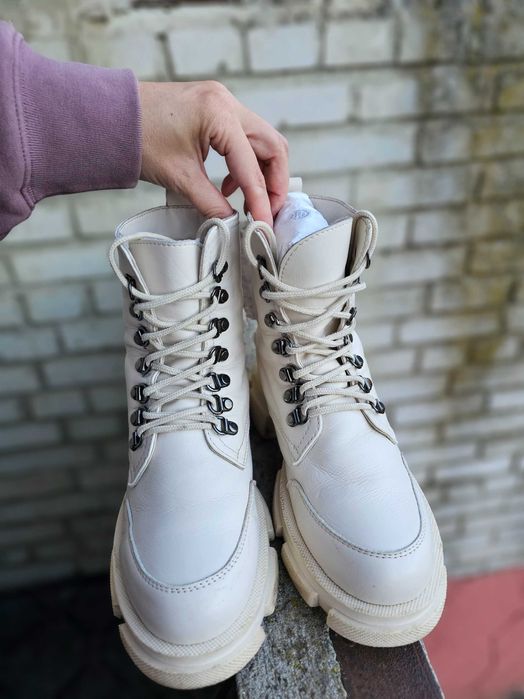 Продавам кожени обувки в добро състояние