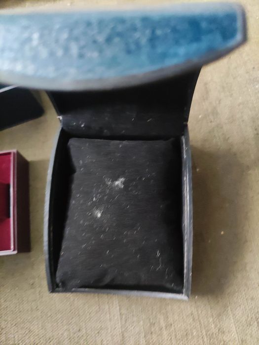 Продавам кутии за стари часовници