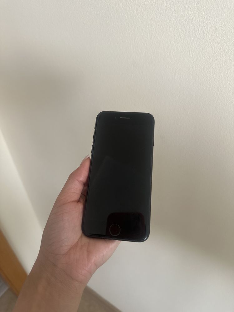«iPhone 7, батарея слабая, но работает, iCloud чистый, цена 20 000