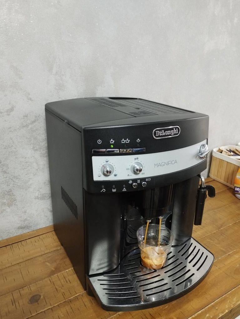 Aparat espressor Expresoare de cafea DeLonghi Magnifica