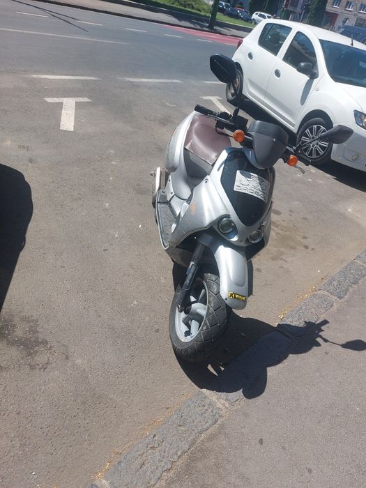 Dau spre vanzare 2 scutare aprillia  cu motoare de 49 si seturi de 80
