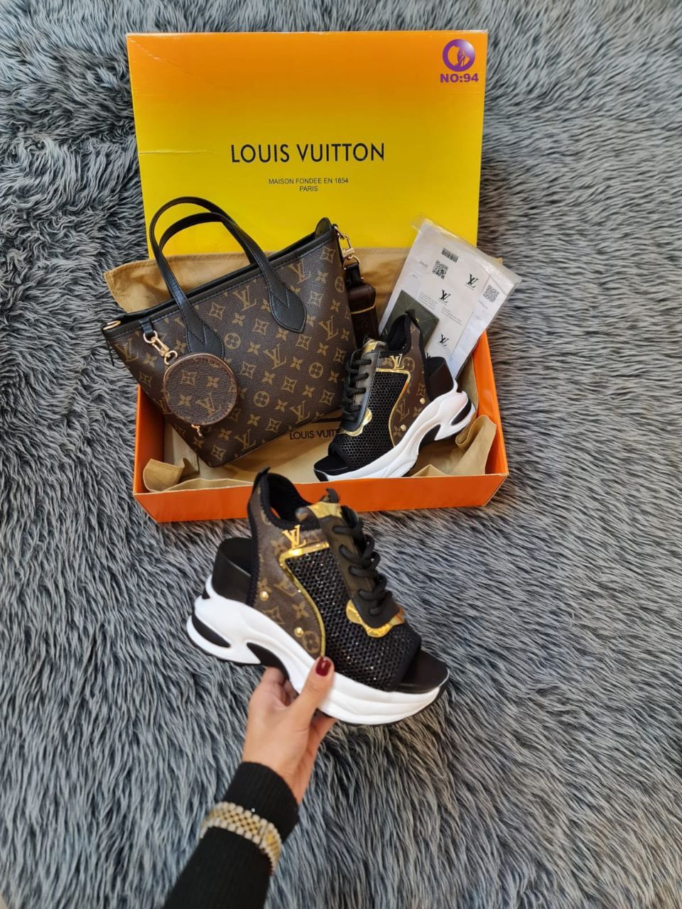 Set louis vuitton sandale si geanta
36-40 320 lei
Geanta 280 lei
Set 4