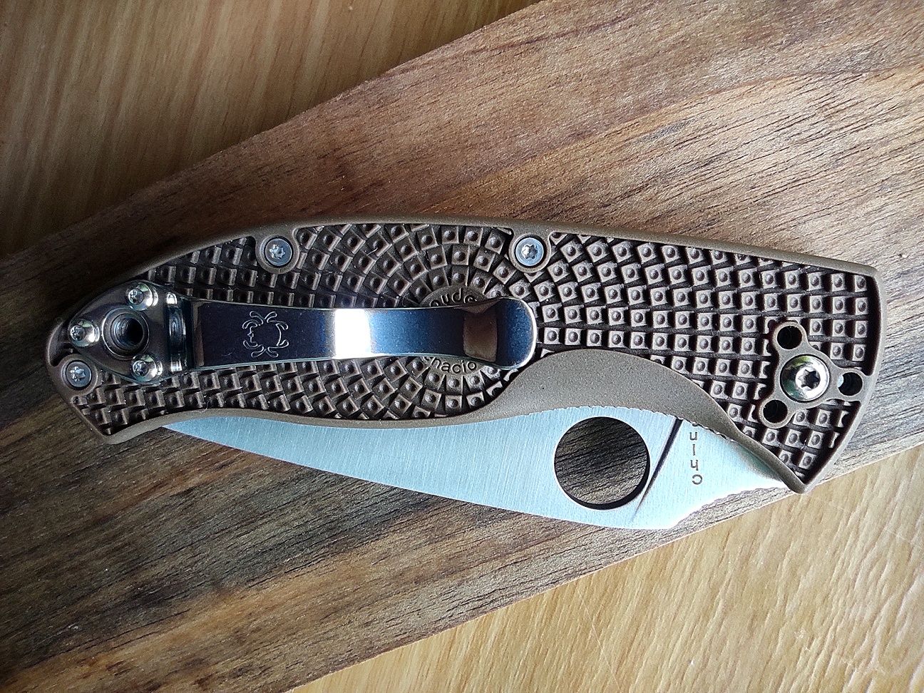 Сгъваем нож, който е КАТО Spyderco Tenacious FRN