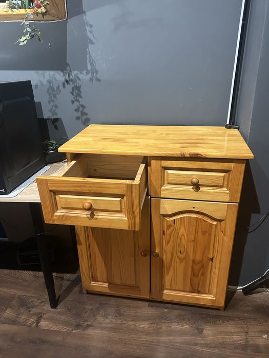 Гардероб + шкаф от масивно дърво – комплект 550 лв