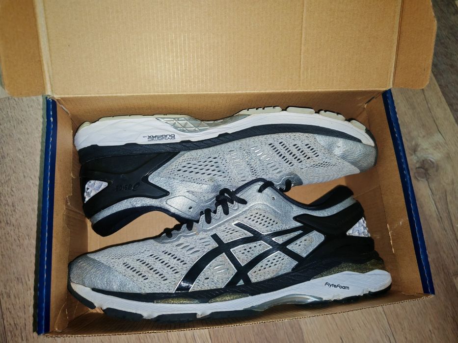 Vând adidași marca Asics