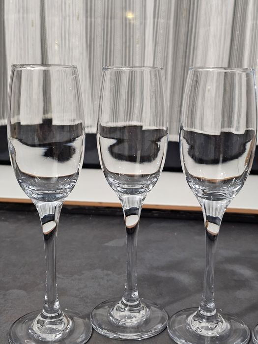 Vand Vand set de 4 pahare pentru şampanie.