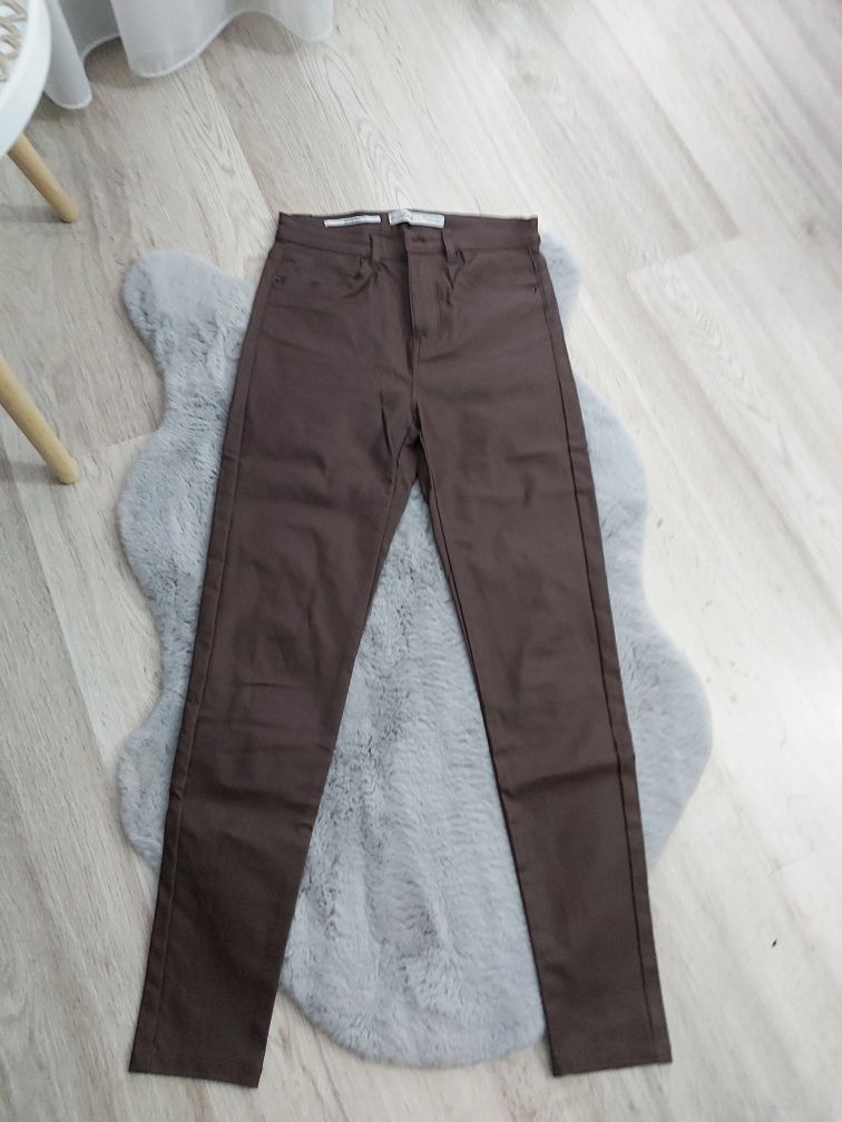 Pantaloni  Bershka  noi