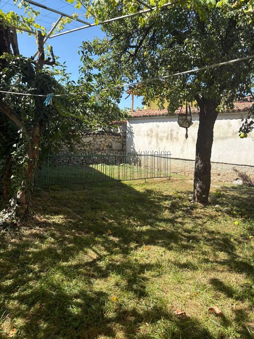 Продава масивна къща в централната част на с.Енина