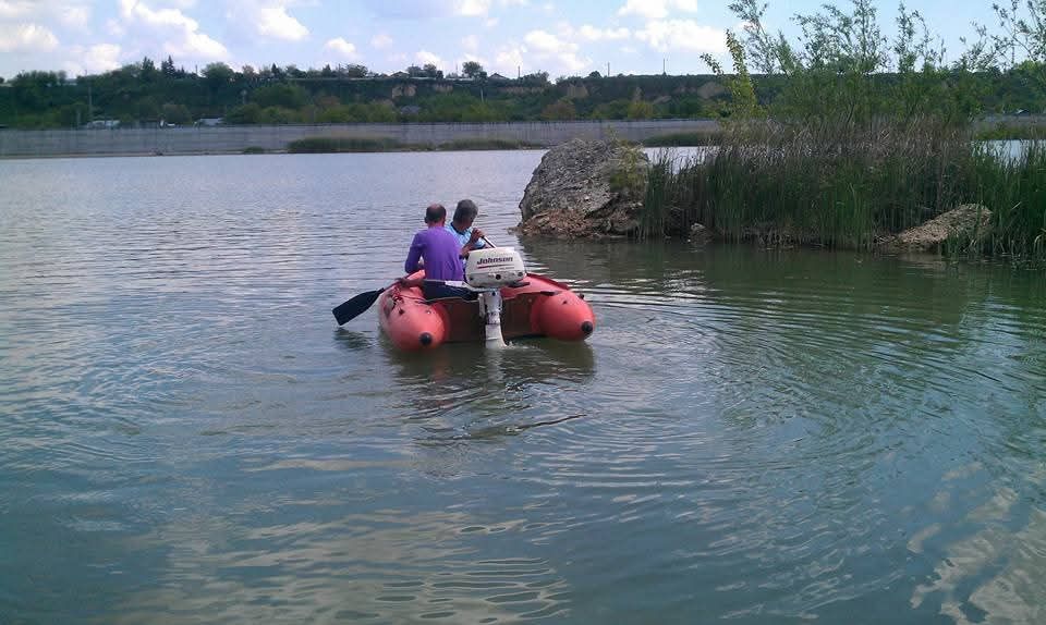 Vând  barcă cu motor