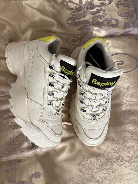 Sneakers Replay