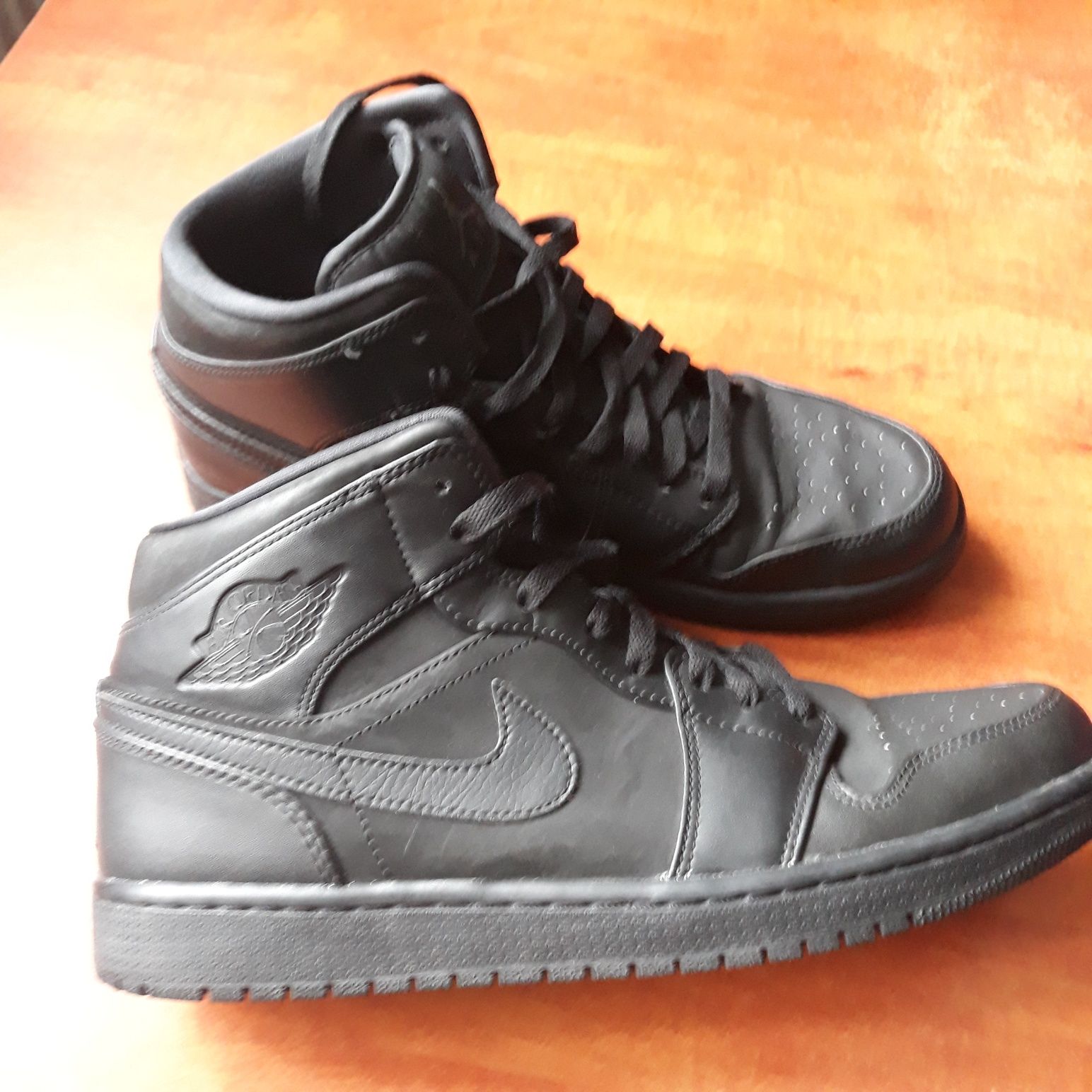 Jordan 1 air mid triple black