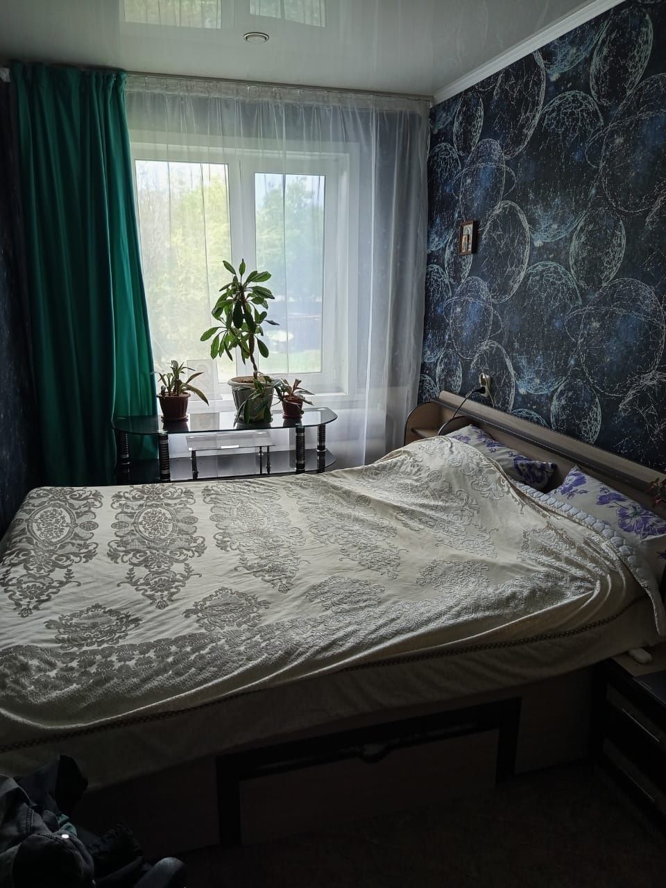 Продам двухспальную кровать вместе с матрасом,без торга