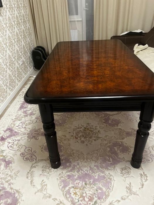 Стол для гостинной