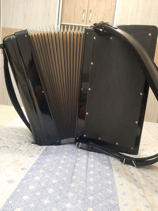 Vând acordeon SISME  120 basi