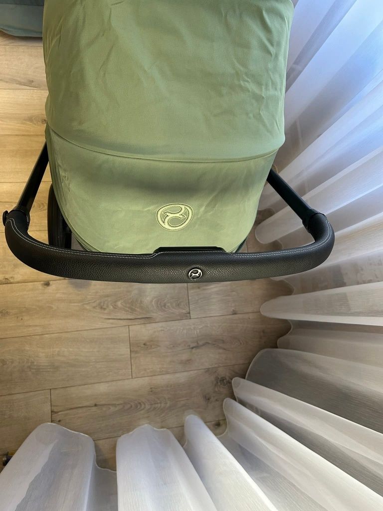 Cybex Priam 4 в цвят Leaf Green