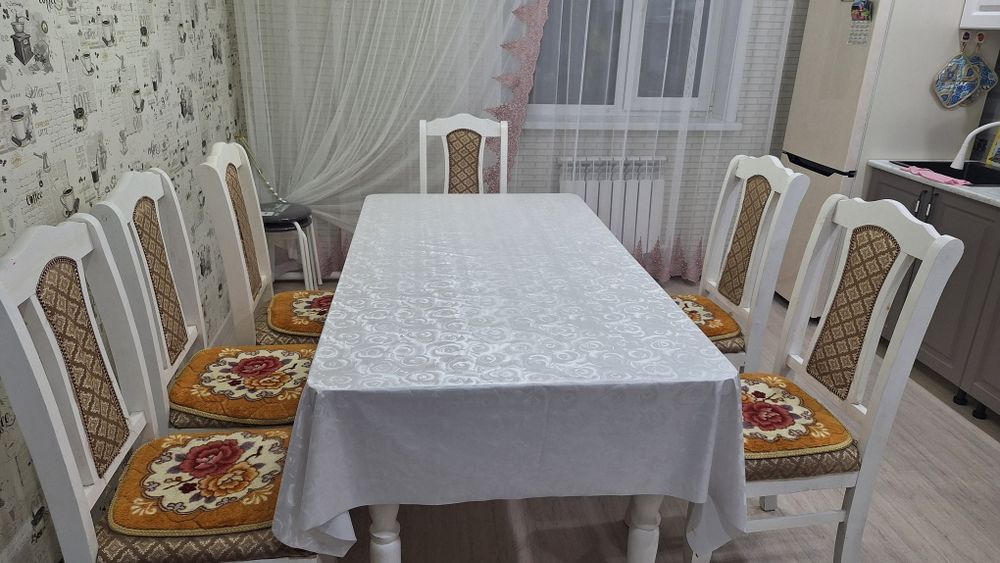 Стол со стульями