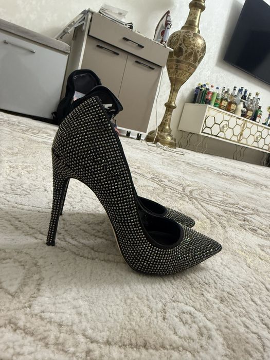 Туфли лодочки на шпильке со стразами 36 от бренда Aldo