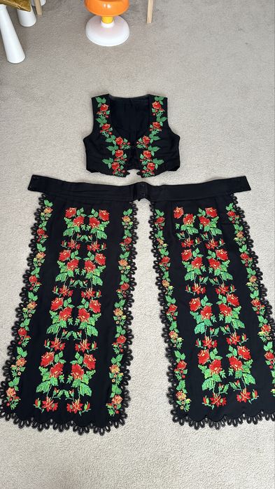 Costum popular stilizat cu motiv floral