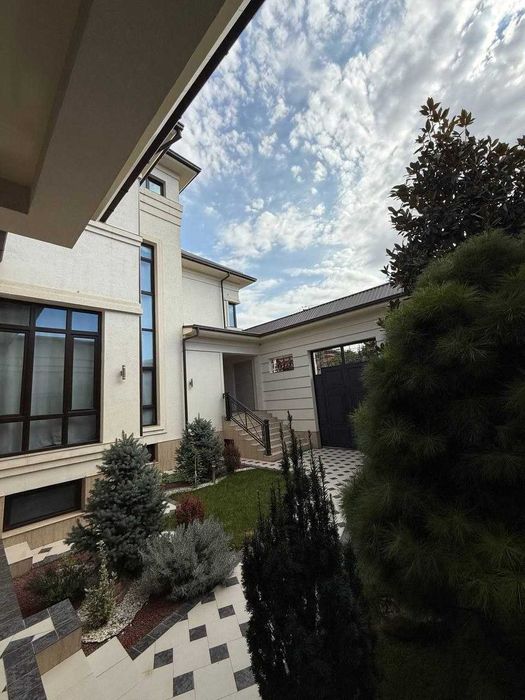 ПРОДАЕТСЯ ДОМ на Центр Луначарский 4 соток 7 Комната