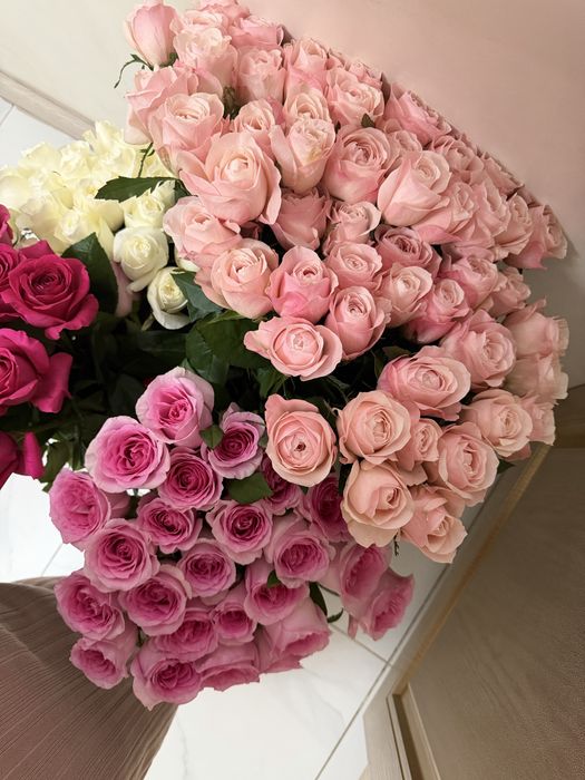 5 букетов свежих роз по 25 каждый букет