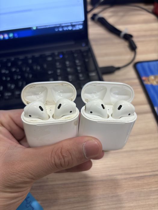 Airpods 2  оригинал есть 2шт( не работает правое ухо)